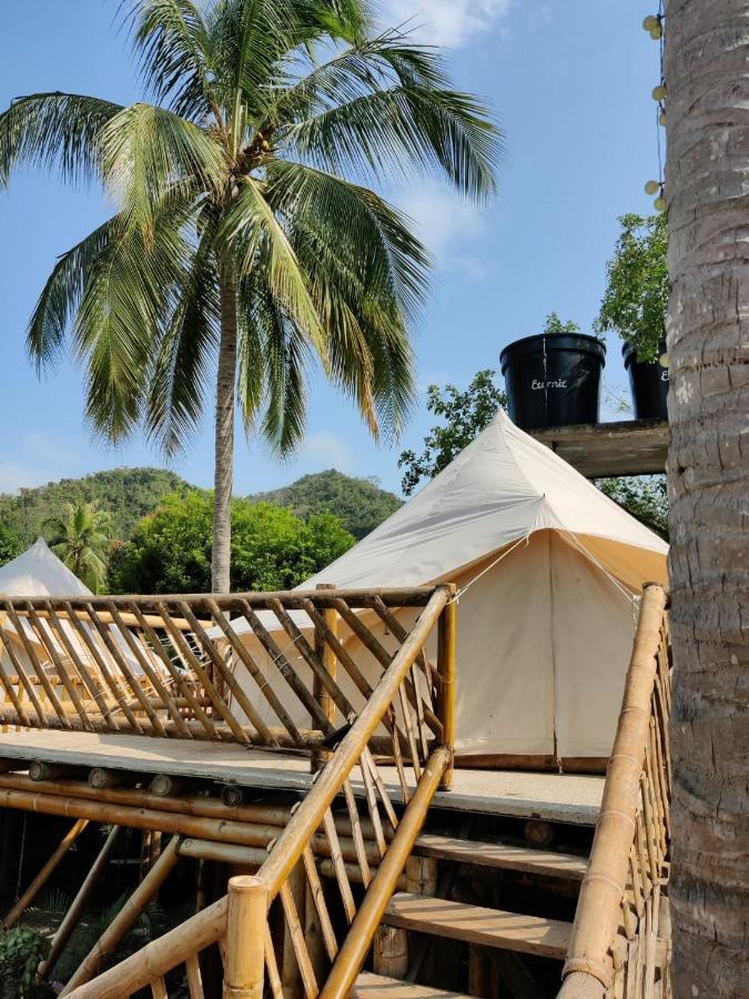 Готель Glamping Due Amici Паломіно Екстер'єр фото