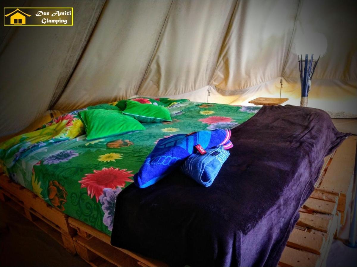 Готель Glamping Due Amici Паломіно Екстер'єр фото