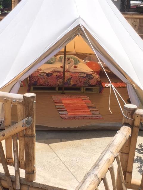 Готель Glamping Due Amici Паломіно Екстер'єр фото
